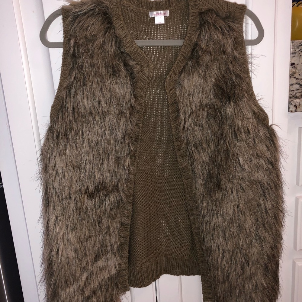 Fake fur vest with knitted back